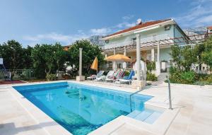 una piscina davanti a una casa di Family friendly house with a swimming pool Orebic, Peljesac - 21899 a Orebić (Sabbioncello)