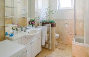 un bagno con lavandino, WC e doccia di Family friendly house with a swimming pool Orebic, Peljesac - 21899 a Orebić (Sabbioncello) Altre 16 foto