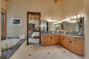a bathroom with two sinks and a tub and a mirror at Gray Bear Lake View Estate - Stunning Cabin w 4 Master Suites, Private Hot Tub! in Carnelian Bay +42 photos