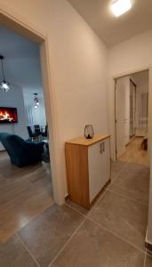 Apartman Kosmos في بانيا لوكا: غرفة معيشة مع طاولة في منتصف الغرفة