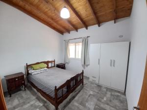 een slaapkamer met een bed en een groot raam bij LA VENTURA, Balneario Marisol in Balneario Oriente