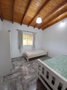 - une chambre avec 2 lits et une fenêtre dans l'établissement LA VENTURA, Balneario Marisol, à Balneario Oriente