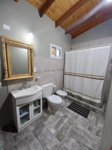 een badkamer met een toilet, een wastafel en een douche bij LA VENTURA, Balneario Marisol in Balneario Oriente