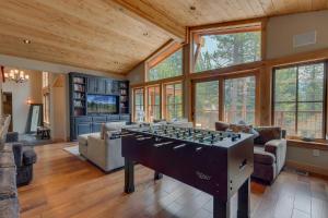 Fotografie z fotogalerie ubytování Summit Solitude at Palisade Tahoe - Charming 5BR w Foosball & Shuffleboard Table & Pet Friendly v destinaci Olympic Valley