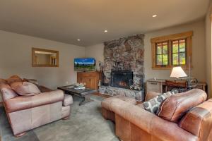 Posezení v ubytování Summit Solitude at Palisade Tahoe - Charming 5BR w Foosball & Shuffleboard Table & Pet Friendly