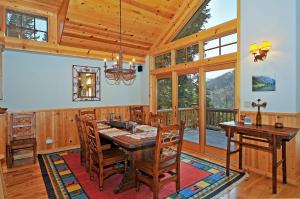 una sala da pranzo con tavolo e sedie in legno di Sierra Crest at Palisades Tahoe - Secluded Luxury 5BR 5 BA w Wood Fireplace a Olympic Valley Altre 18 foto