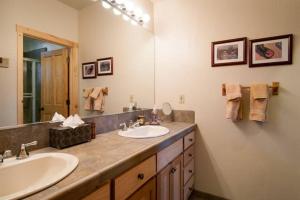 un bagno con due lavandini e un grande specchio di Sierra Crest at Palisades Tahoe - Secluded Luxury 5BR 5 BA w Wood Fireplace a Olympic Valley