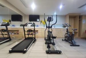 上海古北智选假日酒店的健身中心和/或健身设施
