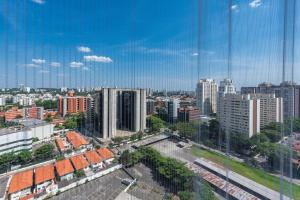 uitzicht op een stad met wolkenkrabbers en gebouwen bij Conforto e Praticidade em SP in Sao Paulo
