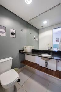 een badkamer met een toilet en een wastafel bij Conforto e Praticidade em SP in Sao Paulo