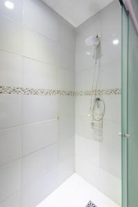 een badkamer met een douche en een wastafel bij Conforto e Praticidade em SP in Sao Paulo