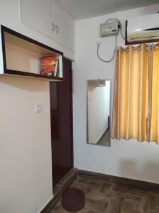 a room with a mirror and a door and a mirror at Muktamma in Tiruvannāmalai