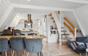 comedor con mesa y sillas azules en Amazing Home In Fars With Wifi en Farsø