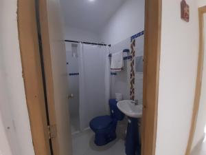 a bathroom with a shower and a toilet and a sink at Acogedor apartamento Malala's in Sincelejo