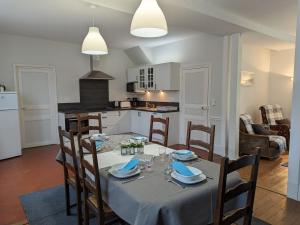 comedor y cocina con mesa y sillas en Gîte La Neuville-sur-Essonne, 4 pièces, 6 personnes - FR-1-590-107, en La Neuville-sur-Essonne