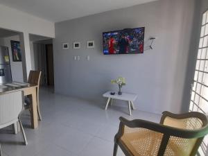 a living room with a tv on the wall at Acogedor apartamento Malala's in Sincelejo