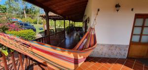 una hamaca en el porche de una casa en Villa Emita - MESA DE LOS SANTOS en Los Santos