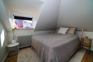 Een bed of bedden in een kamer bij Cozy apartment in the heart of Reykjavík!