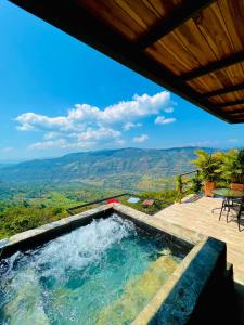 - une piscine avec vue sur les montagnes dans l'établissement Arrayán Glamping, à San Gil