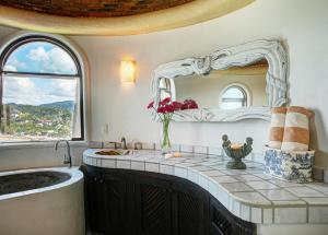 y baño con lavabo y espejo. en Romantic Luxury Villa, en Sayulita