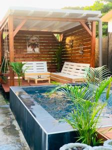 una piscina in un cortile con pergolato di Villa de 2 chambres avec vue sur la ville piscine privee et jardin clos a Le Lamentin a Le Lamentin