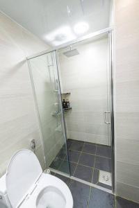 uma casa de banho com um chuveiro e um WC. em Kangdong K Residence em Ulsan
