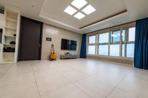 Μια τηλεόραση ή/και κέντρο ψυχαγωγίας στο Kangdong K Residence