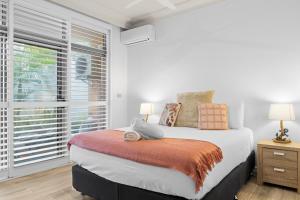 1 dormitorio con cama y ventana grande en Blissful Beachfront Pad - Pet Friendly - Direct Beach Access en Blue Bay 
