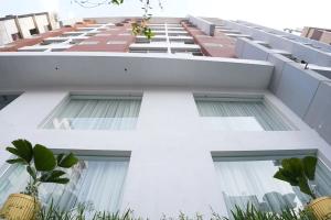 una vista exterior de un edificio blanco con ventanas en HOTEL STUDiO23, en Dhaka