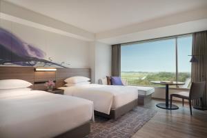 Postel nebo postele na pokoji v ubytování Lake Biwa Marriott Hotel
