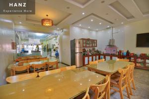 - un restaurant avec des tables et des chaises en bois dans une chambre dans l'établissement HANZ Noi Bai Airport Hotel, à Hanoï