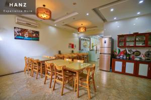 - une salle à manger avec une table et des chaises dans l'établissement HANZ Noi Bai Airport Hotel, à Hanoï