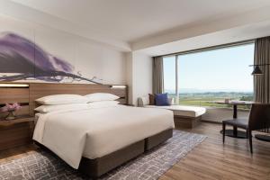 Postel nebo postele na pokoji v ubytování Lake Biwa Marriott Hotel