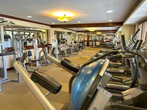 O centro de fitness e/ou as comodidades de fitness de Ko Olina Beach Villas O512 - 2BR Ocean View Luxury Condo with Semi-Private Lagoon Beach & 1 Free Parking