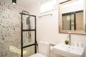 Un baño con ducha, inodoro y lavabo. en Mohana Pool villa 4 bedrooms near walking street, en Pattaya South 41 fotos más