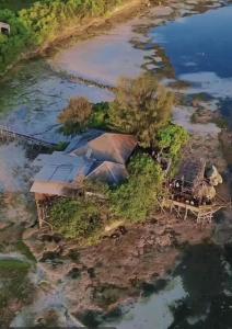 eine Luftansicht einer Insel im Wasser in der Unterkunft Nua Indah Hotel & Resto Wakatobi in Wanci