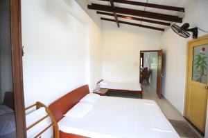 Un pat sau paturi într-o cameră la Sinharaja River Face Hotel