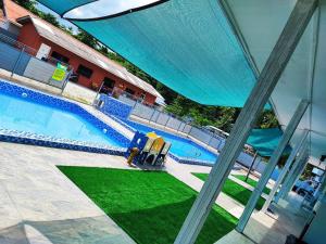 uma vista superior de uma piscina num edifício em Green Forest Resort em Setiu