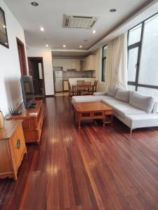 - un salon avec un canapé blanc et une table dans l'établissement Davidduc's Duplex Apartment Xom Chua (5F), à Hanoï