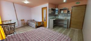 a small room with a bed and a small kitchen at Casa de Tito y Teresa in Ushuaia