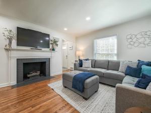 sala de estar con sofá y chimenea en 4 Bedroom Plaza Charmer Pet Friendly en Kansas City