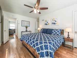 a bedroom with a bed and a ceiling fan at 4 Bedroom Plaza Charmer Pet Friendly in Kansas City