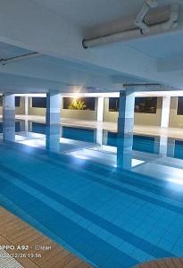 a large swimming pool with a large blue pool at Homestay Budget Ampang for Malay in Ampang