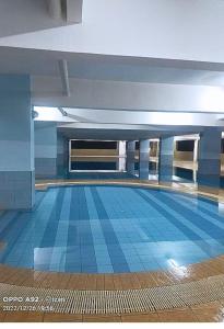 una piscina vuota con piastrelle blu sul pavimento di Homestay Budget Ampang for Malay ad Ampang