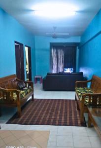 sala de estar con 2 sillas y sofá en Homestay Budget Ampang for Malay en Ampang