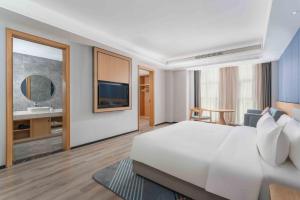 una camera d'albergo con un grande letto e un bagno di Holiday Inn Express Huangshi Cihu Lake, an IHG Hotel a Huangshi