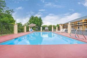 una piscina en un complejo con en Red Carpet Inn & Suites, en Newnan