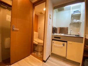 a small bathroom with a toilet and a sink at マルチステイ大阪京橋22 in Osaka