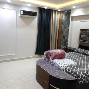 ein Schlafzimmer mit einem Bett, einem Sofa und einem Fenster in der Unterkunft شقه مفروشه علي جسر السويس جنب اسماك دولفن in Kairo