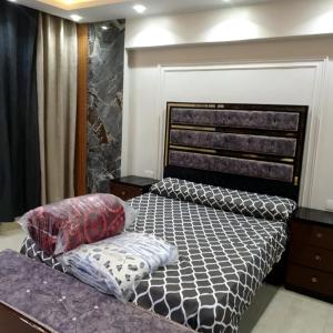 ein Schlafzimmer mit einem Bett und Kissen darauf in der Unterkunft شقه مفروشه علي جسر السويس جنب اسماك دولفن in Kairo